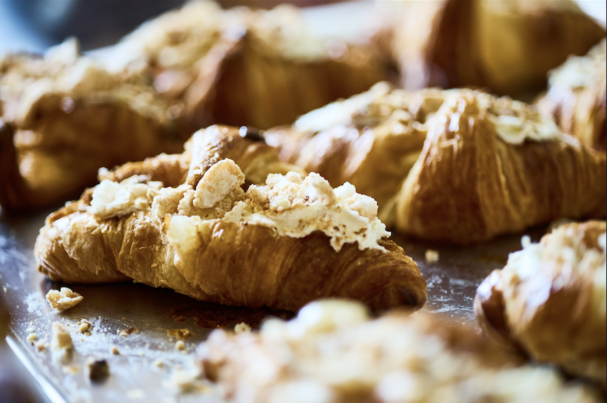 Håndlavede, sprøde croissanter med topping fra Pastry By Pagliuca